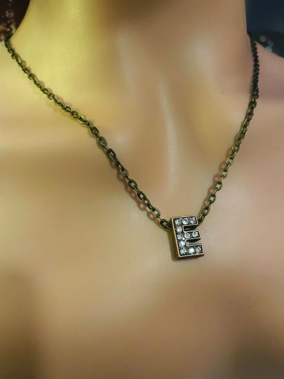 By prisförslag- Halsband med bokstav E och pärlor - 1