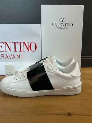 Valentino open - Valentino open i storlek 44. Aldrig använda.  Bara att höra av sig vid funderingar 🤩🤩