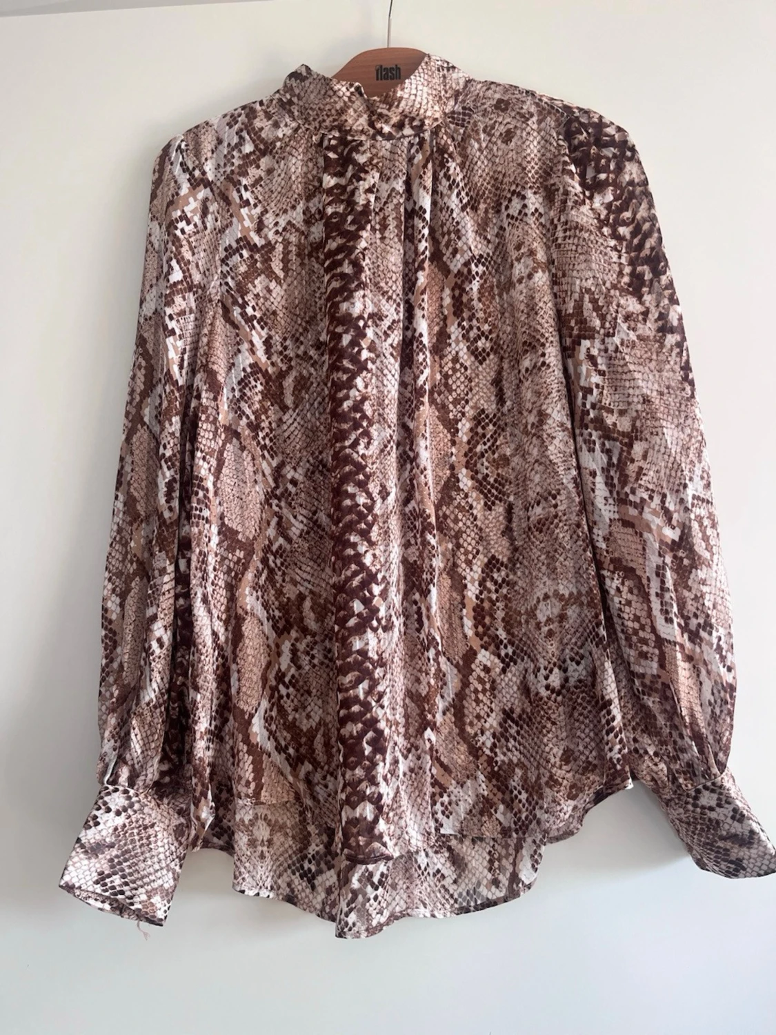 Brun ormönstrad blus 