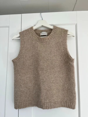 Stickad väst från Neo Noir - Stickad väst från Neo Noir. Storlek S, i fint skick! Pris går att diskutera 😁