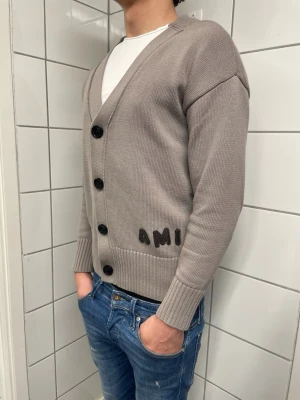 Ami paris cardigan - Säljer denna sjukt feta ami Paris cardigan. Storlek S. Hör av dig vid funderingar!🙌😁
