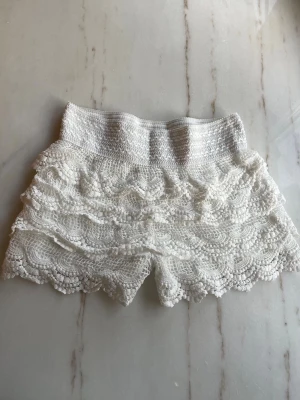 Vita spets shorts  - Vita spets shorts som är stretchiga i midjan och passar xs-m