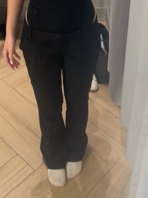 Lågmidjade kostymbyxor bik bok - Fina lågmidjade kostymbyxor från bik bok i storlek 34. Använda fåtal gånger då de är förstora för mig🩷