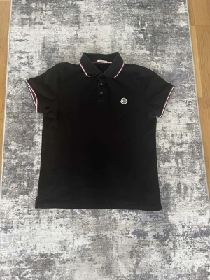 Moncler Piké  - Säljer denna Svarta moncler Piké, Äkta original från Moncler official hemsida, ny kostar 3600, väldigt bra kvalité och fin. Priset kan diskuteras!