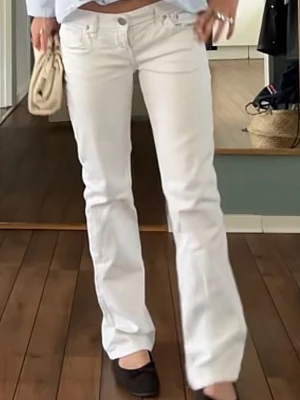 Vita raka jeans med låg midja - Säljer ett par snygga vita jeans med låg midja. Mäkte är LTB och säljs inte längre! Jeansen är i mycket bra skick lite skitiga där bak, som jag tagit bild men inget som syns i verkligheten. Jag är 163 cm och de passar perfekt! 
