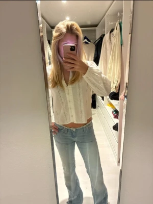 Blåa jeans - Säljer ett par snygga ljusblå bootcut jeans från Nelly!! Använda 2 gånger i mycket bra skick. Storlek 32! 