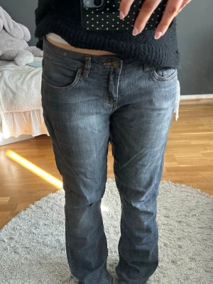 Grå raka jeans med låg midja - Säljer ett par grå jeans med rak passform och låg midja i storlek 40! Jeansen är köpta på plick och har ett tunnare material. Inga större skador!💕💕