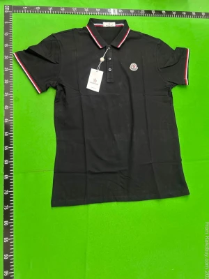 Svart pikétröja från Moncler - Finns 2 stycken i varje färg. Svart och mörkare blå. Storlek M.                                                      Snygg svart pikétröja från Moncler med klassisk krage och knappar framtill. Tröjan har röda och vita detaljer på krage och ärmslut samt Moncler-logga på bröstet. Perfekt för en stilren och sportig look.