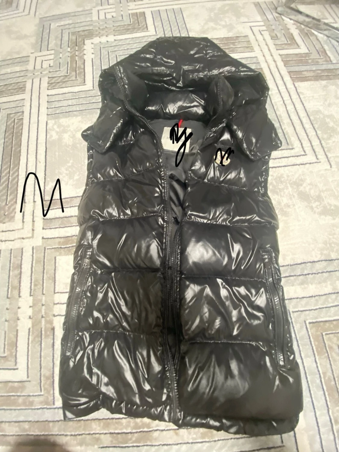 Svart glansig dunväst med huva