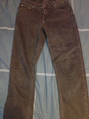 Jeans  - Säljer ett par svarta jeans med rak passform.