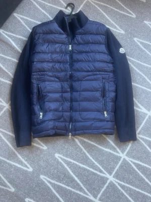 Moncler cardigan  - Snygg mörkblå cardigan från Moncler i storlek L men passar bätttre på folk Med M storlek