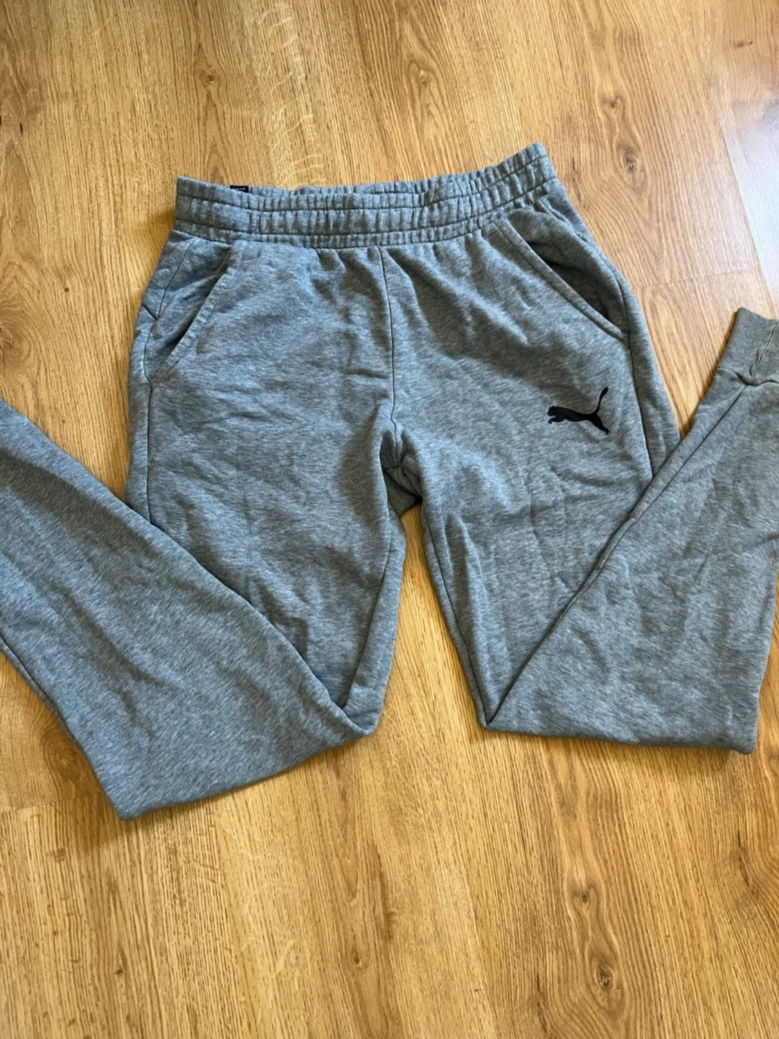 Grå mjukisbyxor från Puma - 3