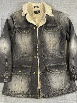 Lee Chore Jacket Sherpa Lined Denim Workwear Vintage Wash Medium - Lee chore jacket with sherpa lining in washed black/grey denim. longer cut with utility pockets gives a proper workwear silhouette. warm, worn-in and easy to style.  Size: M (women’s) Measurements (cm): s2s 45, p2p 50, waist 43, length 74, sleeve 60  good used condition with natural fading and wear.
