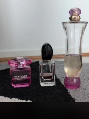 Parfymer från Versace och Giorgio Armani  - Säljer tre parfymer, Versace Bright Crystal Absolu, Giorgio Armani Sí och Versace Woman. Köp alla de för 220 kr 🥰 