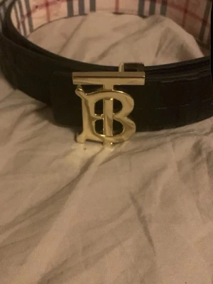  Burberry bälte  - Ett bälte man kan vända på så 2 i 1 det är en silver buckla på och 115cm långt 