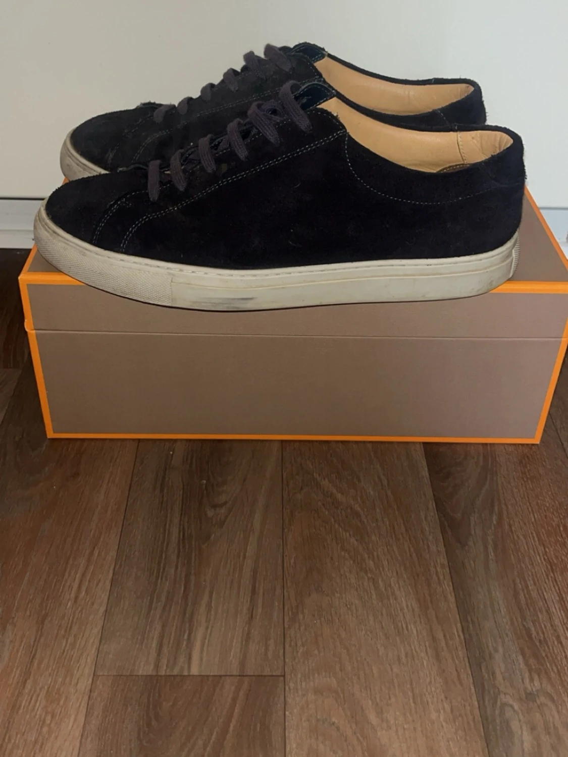 Svarta mockasneakers med vit sula