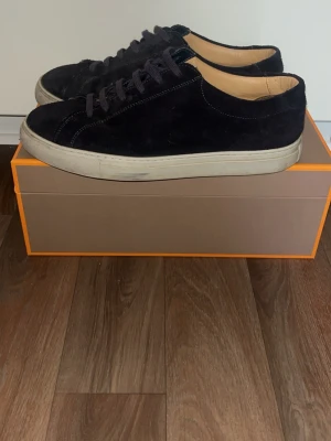 Svarta mockasneakers med vit sula - Ett par myrqvist skor med mocka material. Riktigt fräscha och snygga. Kontakta mig via intresse så kan pris diskuteras