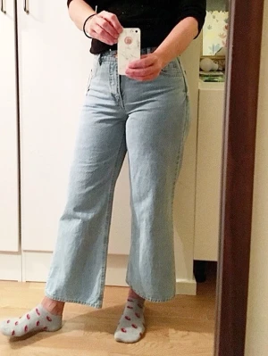 🍒Jeans cropped flare🍒 - 🍒CUTIE PIE🍒Högmidjade cropped flare jeans i 100% denim. Har själv sytt in benen lite. Endast använda 2 gånger. Modellen är 170cm lång för referens🍒