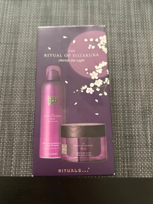 Rituals The Ritual of Yozakura set - Lyxigt presentset från Rituals med serien The Ritual of Yozakura. Innehåller en lila foaming shower gel och en matchande body cream. Produkterna har en elegant design och doftar fräscht och blommigt. Perfekt för dig som vill unna dig något extra till din hudvårdsrutin.