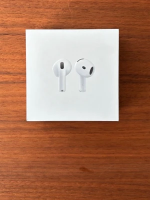 Apple AirPods 4 - Helt nya Apple Airpods 4 som jag fick med när jag köpte ny mobil. Har redan ett par jag är nöjda med så därför säljer jag dessa! De är helt oöppnade:) Hör av vid funderingar😁