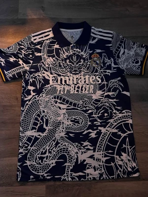 Real Madrid Blue Dragon  - Fantasy Piece, Storlek M, oanvänd 🐉💙