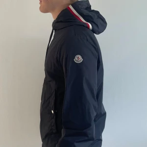 Moncler Grimpeurs jacka - Säljer min Moncler vindjacka Grimpeurs. Köpt på Brissmans i Borås. Dragkedjan är lite skavd men fungerar fortfarande utan problem. Saknas snören som är på bilden.