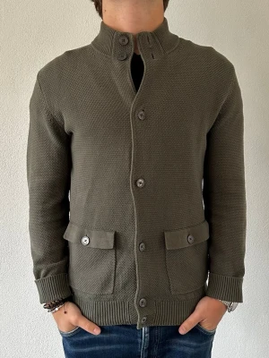 MASSIMO DUTTI - NYSKICK - Tja. Säljer denna extremt snygga och trendiga cardigan från Massimo Dutti. Tröjan är i storlek M. Den är i nyskick, använd fåtal gånger. Tveka inte på att ställa frågor! 🤩