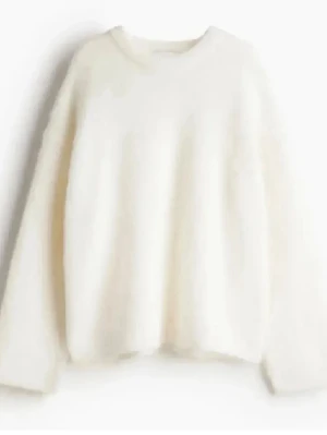 Hm mohair tröja  - Mysig vit stickad tröja av mohair.Tröjan har en avslappnad passform och långa ärmar, perfekt för kalla dagar. Passar dig som gillar sthlmstil men trendig look.❤️❤️
