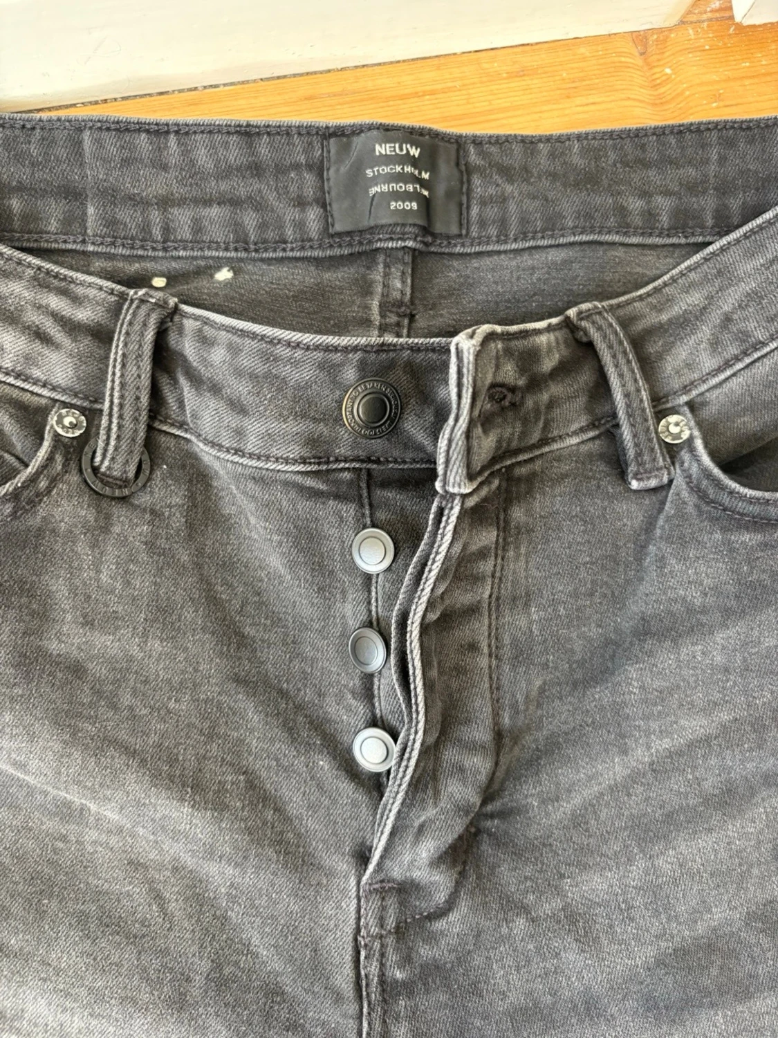 Grå jeans från Neuw med knappgylf - 1