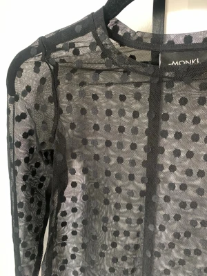 Mesh topp - Monki - Svart prickig mesh topp från Monki. Storlek XS. I mycket fint skick 🌸