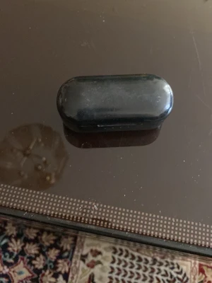 Svarta trådlösa in-ear hörlurar(utan laddare) - Säljer ett par svarta trådlösa in-ear hörlurar med tillhörande laddningsetui. Hörlurarna har en stilren och kompakt design med slät finish och är gjorda i plast. Perfekt för dig som vill ha smidiga hörlurar till mobilen eller datorn.