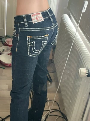True religion jeans - Köpta för 710 på sellpy, ej använda sen dess💞 för långa för mig som är 160, jag skulle gissa att de passar dig runt 165-170!! Även för stora i midjan & låren på mig som vanligtvis har ca w24. Skriv för frågor eller funderingar, lägg gärna prisförslag🫶