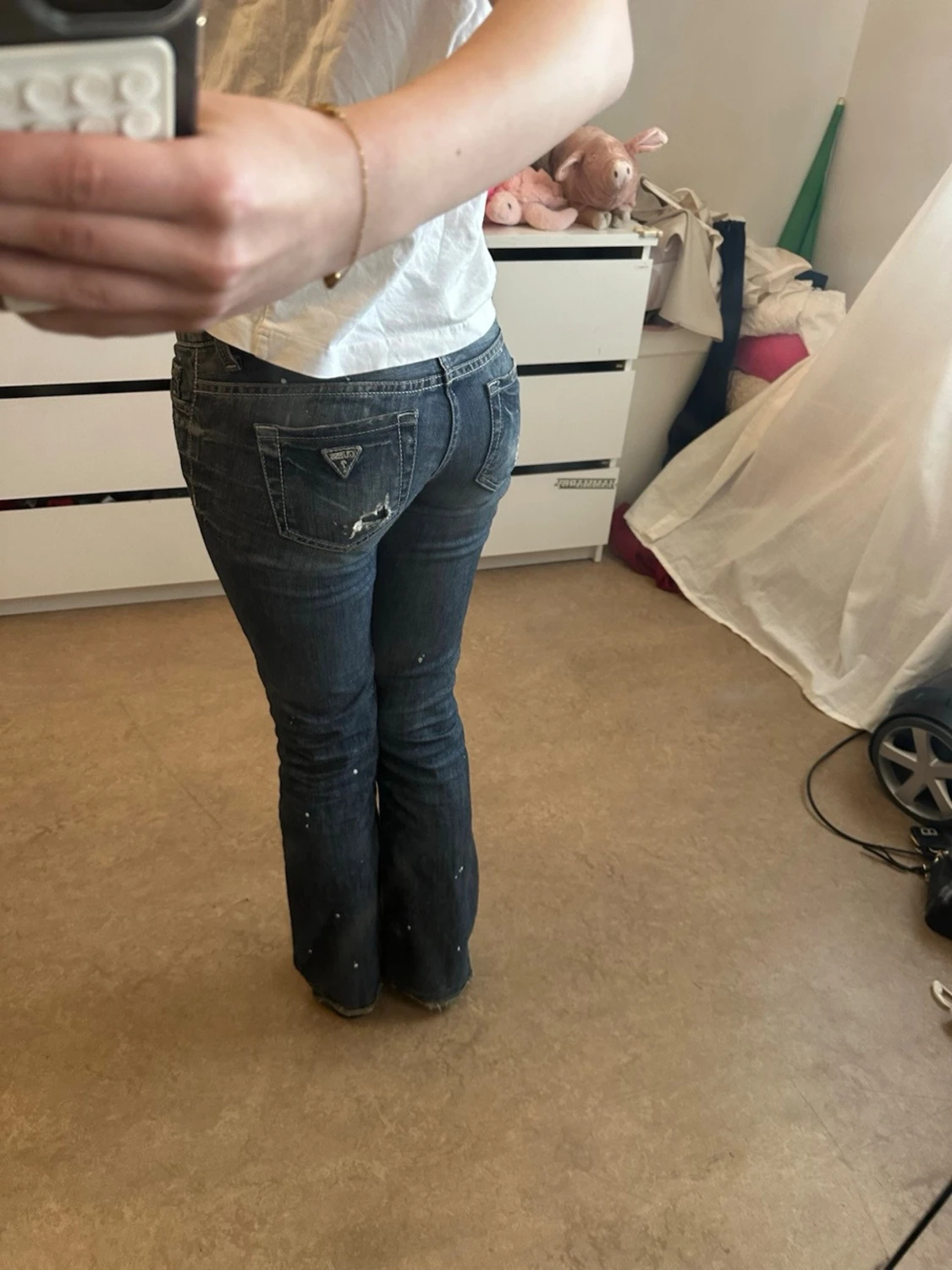 Blå slitna bootcut jeans från Guess. Skicka gärna prisförslag som ni tycker är rättvist så kan vi fixa något 🩷 - 1