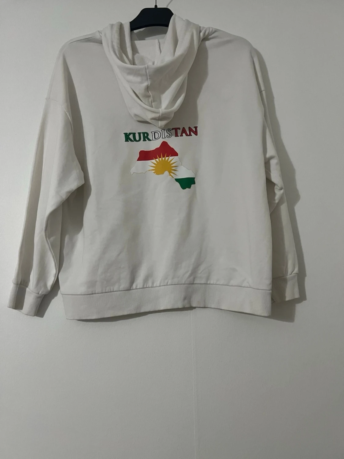 Vit hoodie med Kurdistan-tryck - 1