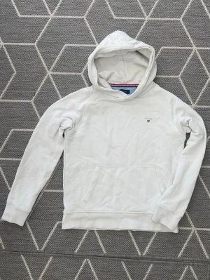 Vit Gant hoodie - Vit hoodie från Gant i nytt skick.                                   Storleken är 152 cm.