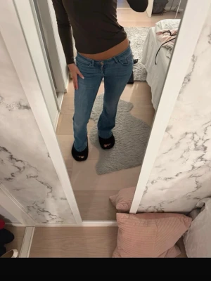 Jeans från onlu - Lågmidjade flare jeans från only. De är i storlek xs/32🩷