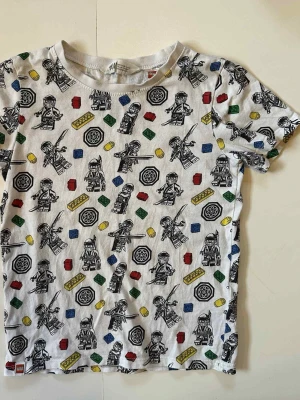 Lego tshirt strl 122/128 ninjago - Lego tröja, åt de mindre hållet Lite tvättludd men hel o ren