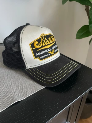 Stetson keps - Stetson truckerkeps, inga tecken på användning, fraktas inom 24 timmar efter köp📦