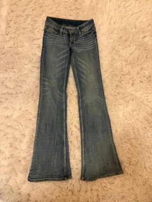 Bootcut jeans, cheap Monday - Blåa lågmidjade jeans från CheapMonday, Weekday. Storlek 24/32. Fint skick, enda är lappen bak men som man kan ta bort om man vill! Vill man ha bild på så kan jag lösa det🫰🏻