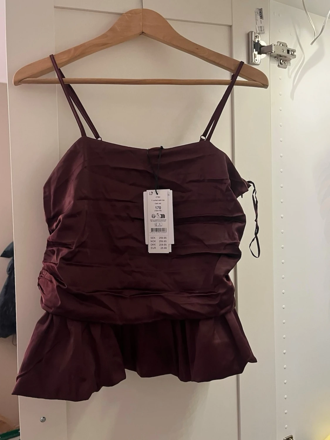 Vinröd topp med volang