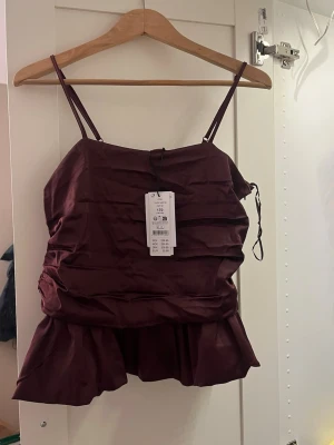 Vinröd topp med volang - Säljer en vinröd topp, den är helt ny💕storlek 170 men passar s 