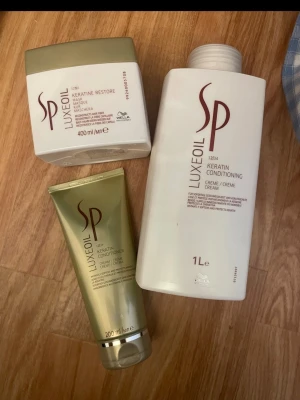 Wella SP LuxeOil hårvårdsprodukter - Obrutna förpackningar. Totalt värde är ca 1000kr. Set med Wella SP LuxeOil Keratin Conditioning Cream (1L och 200ml) samt Keratin Restore Mask (400ml). Produkterna är i vita och guldiga förpackningar och är framtagna för att vårda och stärka håret med keratin. Perfekt för dig som vill ha mjukt och glansigt hår.