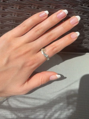 Unik silverring - Ring i äkta silver med unik design, går att justera storlek