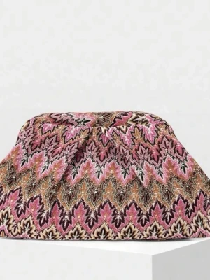 Mönstrad rosa clutch somrig HELT NY! - Säljer en unik clutch med ikoniskt zigzag-mönster i rosa, beige, brunt och svart. Väskan har en mjuk, puffig form och är tillverkad i textil med broderade detaljer. Perfekt för dig som gillar färg och mönster!