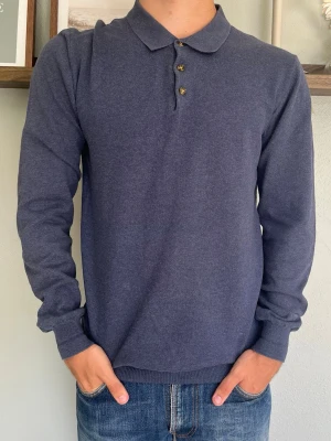 Mörkblå långärmad pikétröja från John Henric - JOHN HENRIC SWEDEN LÅNGÄRMAD PIKÉ  Storlek: S Passform: Normal Färg: Marinblå melange Material: 100% bomull  Modellen på bilden är 175 cm och väger 65 kg.  Skick: Mycket bra skick utan defekter. Nypris: ca 799 SEK  
