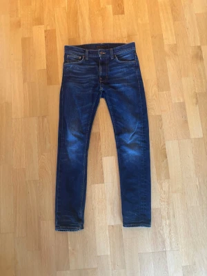 Nudie Jeans Mörkblå! - Riktigt snygga Nudie Jeans i perfekt skick! Dm vid frågor!