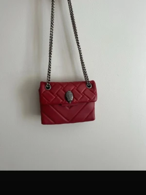 Röd Kurt Geiger väska - Säljer min fina Kurt Geiger väska, kommer tyvärr inte till användning längre, kom med bud, nypris 2200kr