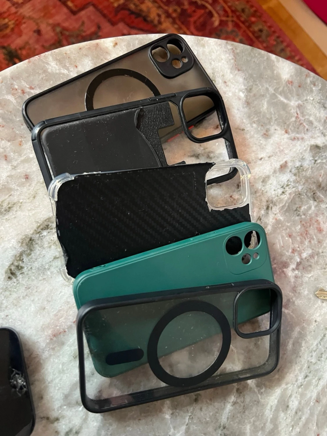 Svart iPhone 12 mini med flera skal - 2