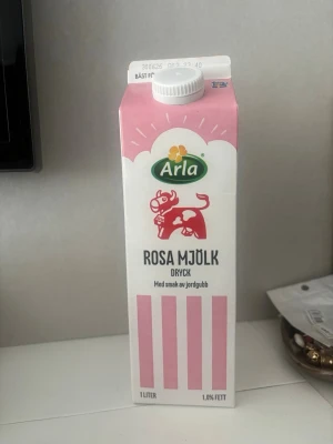 Tom Arla rosa mjölkdryck jordgubb - Virala rosa mjölken. Tom och urdiskad 
