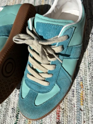 Mintgröna sneakers från Maison Margiela - Otroligt snygga sneakers i mintgrönt och turkost från Maison Margiela. Allt ingår! Storlek 40